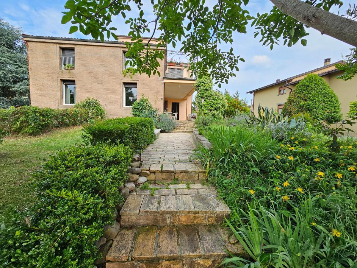 Casa Vincenzo 130 Mq Con Portico Ed Ingresso Esclusivo Dal Giardino Villa Felino Luaran gambar