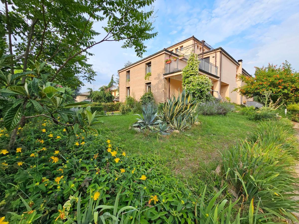 Casa Vincenzo 130 Mq Con Portico Ed Ingresso Esclusivo Dal Giardino Villa Felino Luaran gambar