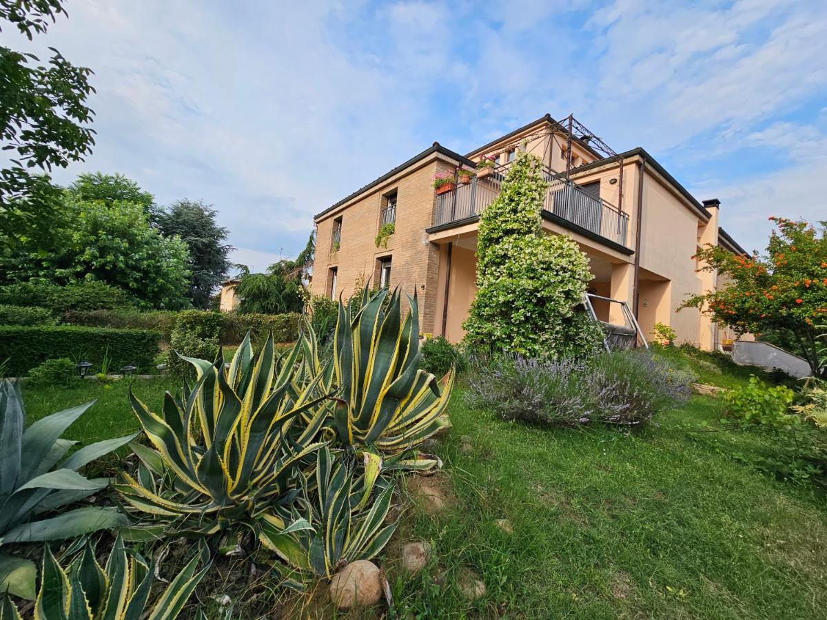 Casa Vincenzo 130 Mq Con Portico Ed Ingresso Esclusivo Dal Giardino Villa Felino Luaran gambar